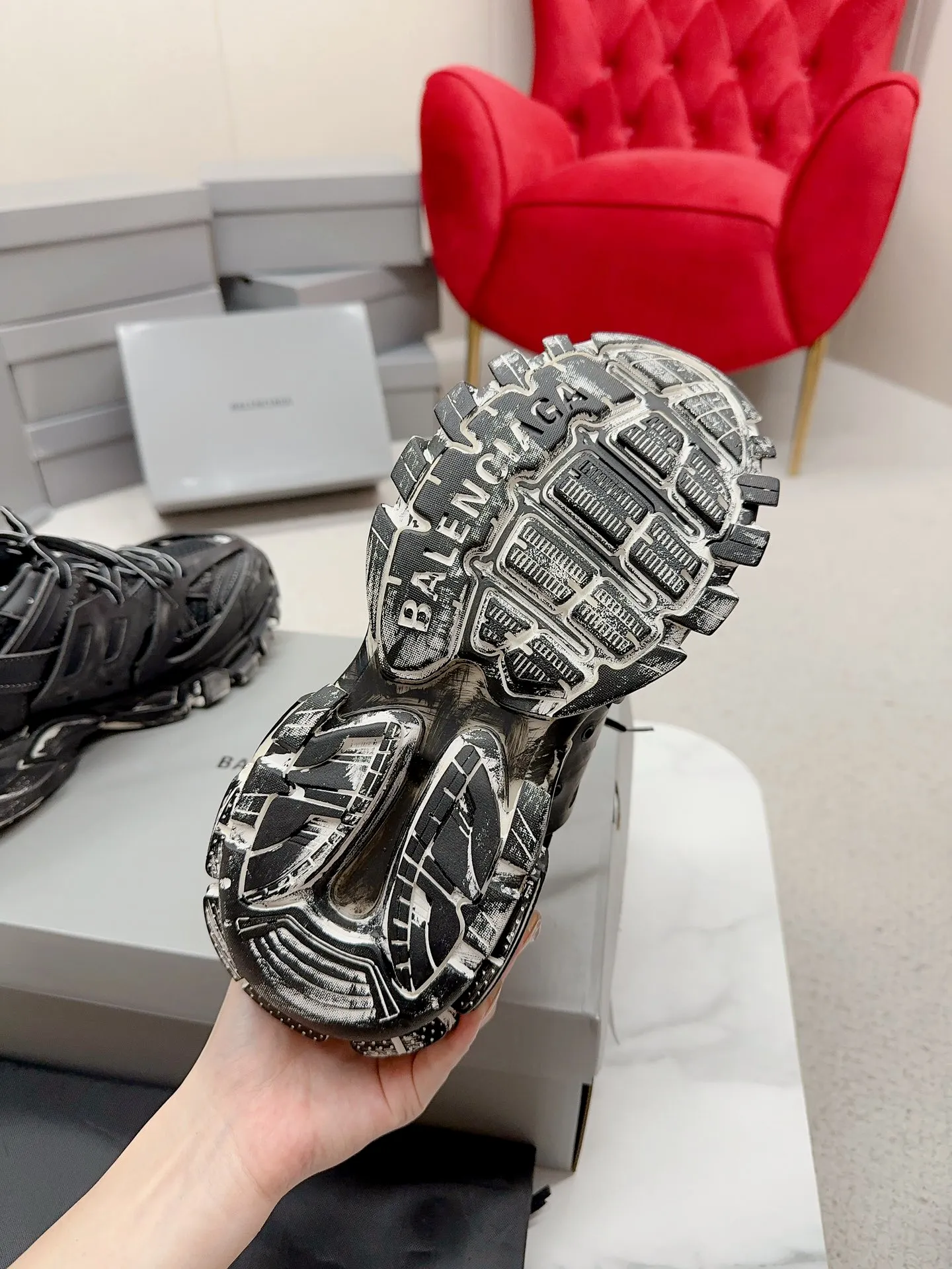 👟👟Ex-factory price 980👟👟 Men's size +10 𝐁𝐚𝐥𝐞𝐧𝐜𝐢𝐚𝐠𝐚|||𝐭𝐫𝐚𝗰𝐤 series 𝟑.𝟎Three generations of sports dad shoes‼ ️ [Top high-end quality from Dongguan Factory] Balenciaga dad shoes ~ super fashionable ~ full and three-dimensional shoes ~ amazing lines ~ very soft and light on the feet ~ super comfortable ~ versatile for commuting ~ can be paired with mid-calf socks, bell bottoms, wide-leg pants, overalls, very high-end ~ very manly and handsome ~ suitable for spring, summer, autumn and winter all year round... ⇢✈ Upper: Exclusive 1:1 original molded custom imported technical fabric mesh + imported cloth + 3M reflective strips [composed of 108 sub-pieces] ⇢✈Inner lining: Breathable mesh ⇢✈Outsole: Exclusive 1:1 original molded PU+TPU+EVA+rubber, a total of 13 sets of grinding tool combinations ⚠️Difference in market currency ~ high-end quality is definitely different ⇢✈𝐒𝐈𝐙𝐄Females: 35, 36, 37, 38, 39, 40 ⇢✈𝐒𝐈𝐙𝐄Men: 39, 40, 41, 42, 43, 44, 45